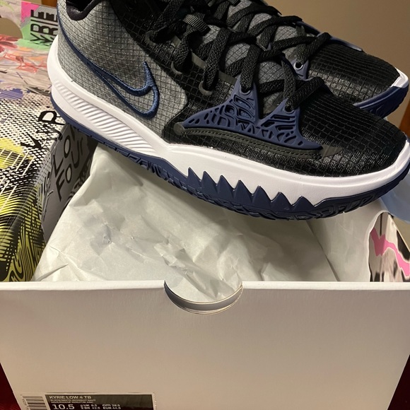 Nike Kyrie Low 4Tb Men’s Shoe - Picture 3 of 6